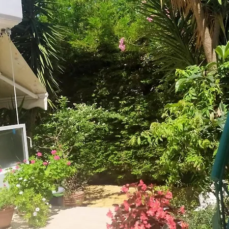 雷尼亚公寓式酒店