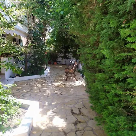 雷尼亚公寓式酒店 2* Kalamítsi