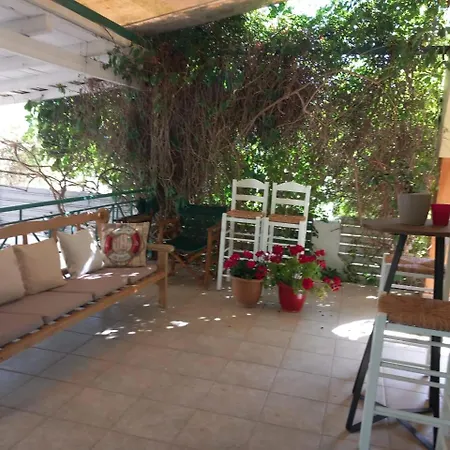 雷尼亚公寓式酒店 Kalamítsi