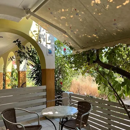 雷尼亚公寓式酒店 2* Kalamítsi