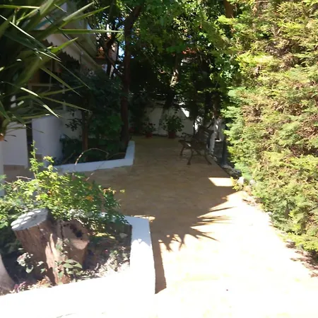 雷尼亚公寓式酒店 Kalamítsi